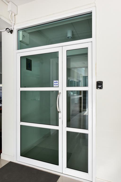 B32号公寓 曼谷 外观 照片
